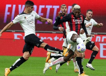 Milan-Spezia 3-0, doppio Leao e Hernandez: i rossoneri restano in vetta