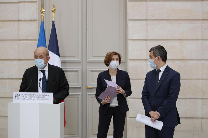 Nizza: Le Drian invita a prudenza francesi all’estero