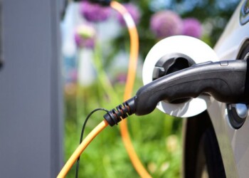 Non “dimenticate” l’auto elettrica alla colonnina. Dal 2 novembre può costare caro