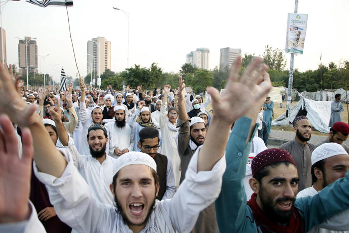 Pakistan, lacrimogeni su manifestanti anti-francesi