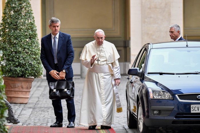 Papa a Spello, fa visita a monasteri