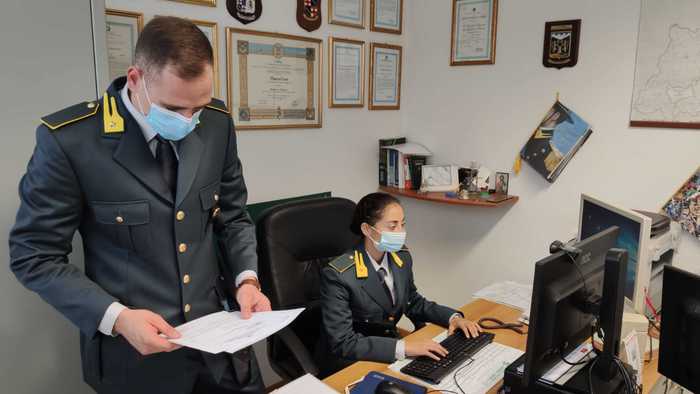 Prendono reddito di cittadinanza e acquistano auto di lusso