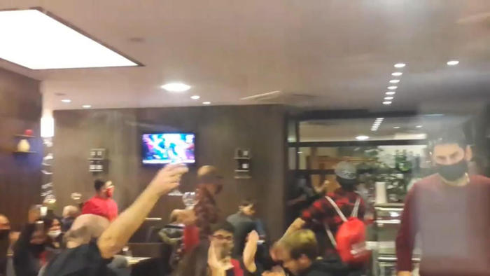 Protesta in ristorante Pesaro, in 90 dopo 18. Locale chiuso