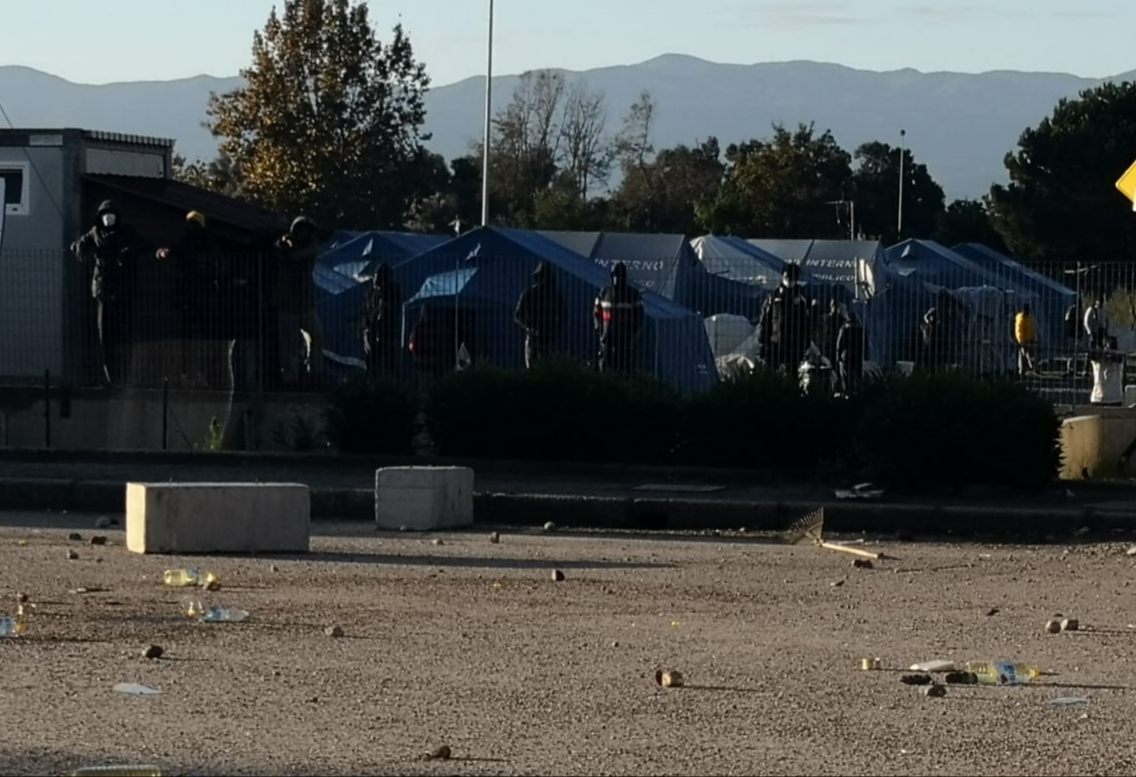 Alla tendopoli di San Ferdinando altri due agenti feriti stamattina, Fsp Polizia: “I problemi non si risolvono fingendo che non esistano”