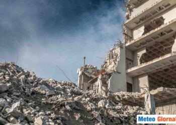 Scossa di terremoto, palazzo crolla e si sbriciola: immagini sconvolgenti