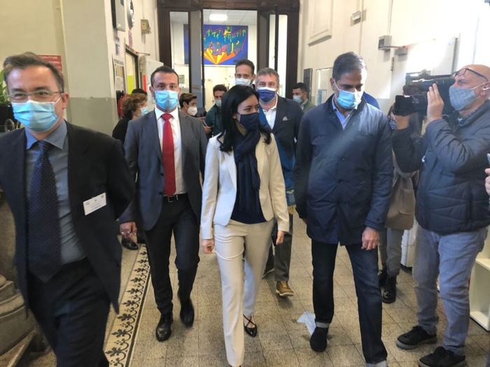 Scuola: Azzolina,posto più sicuro ma rispetto continui fuori