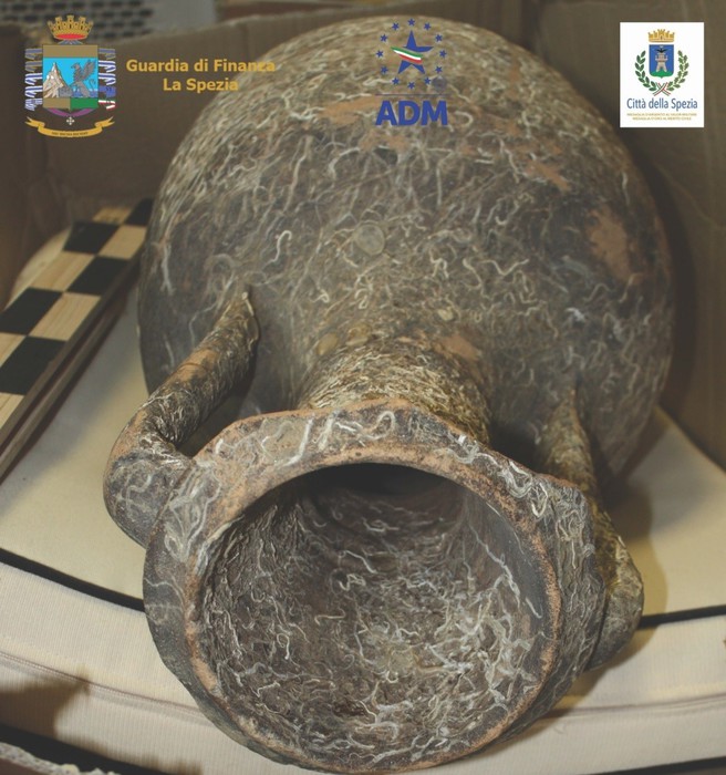 Sequestrate due anfore antiche