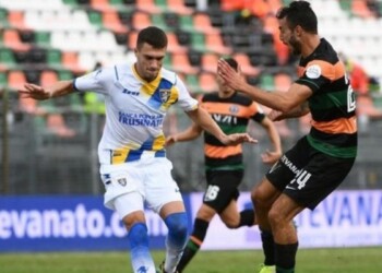 Serie B: colpi Salernitana e Frosinone, il Monza pareggia ancora. In cinque in vetta, nessuno a punteggio pieno