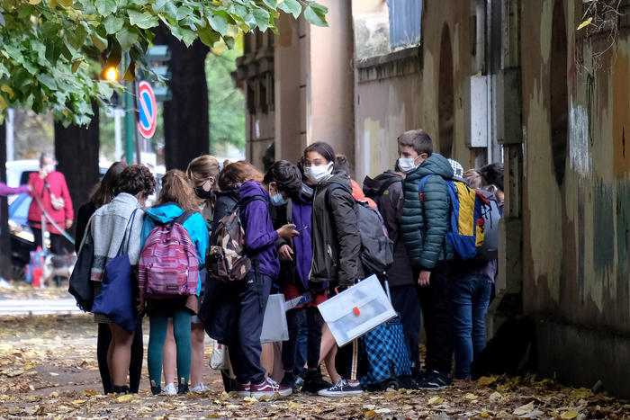 Sindacati con Azzolina, “scuola chiusa ultima spiaggia”