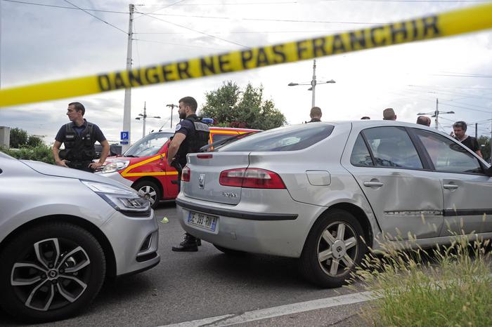 Spari ad un prete ortodosso a Lione, aggressore in fuga