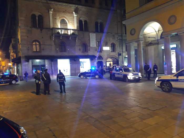 Spari in centro a Reggio Emilia, 3 feriti