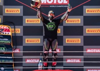 Superbike, Estoril: Davies saluta la Ducati con una vittoria, caduta per Rea