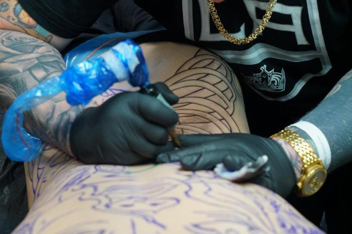 Tatuaggi, una passione ma compromettono sudorazione pelle