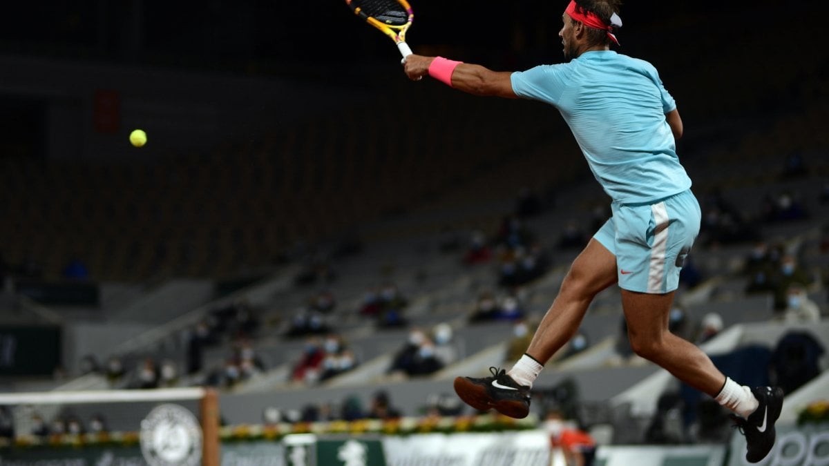 Tennis, i giocatori lottano contro il freddo. Ma il futuro del Roland Garros è anche di notte