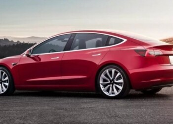 Tesla, maxi investimento su auto elettriche: 12 miliardi di dollari in due anni
