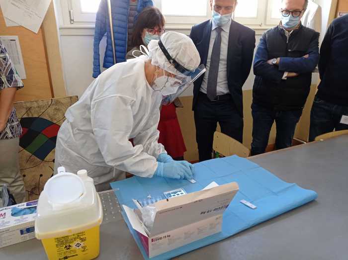Test rapido in liceo Trieste, assiste anche Fedriga