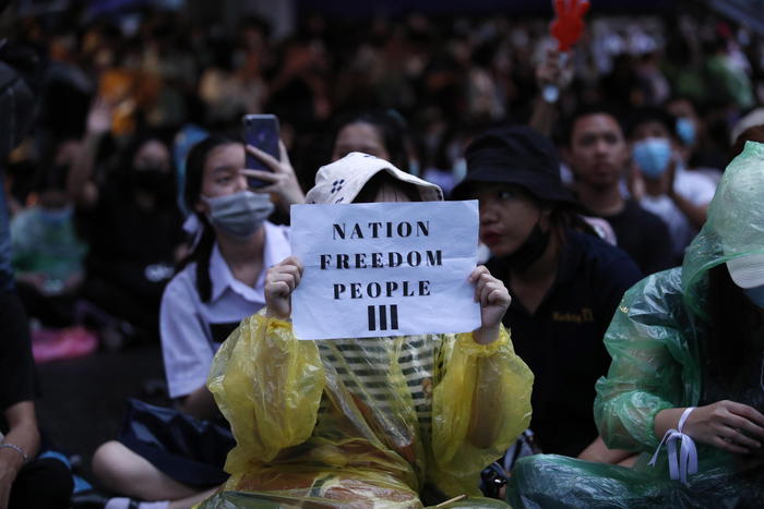 Thailandia: polizia disperde protesta con idranti