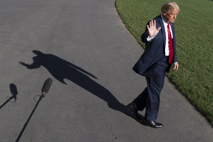 Twitter sospende account McEnany