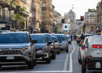 Un italiano su due si sposta in auto per paura del covid. Così la pandemia ha cambiato la mobilità