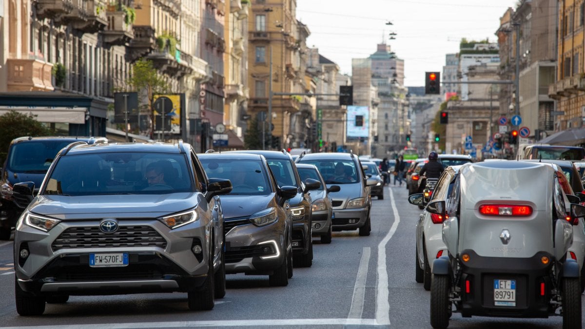 Un italiano su due si sposta in auto per paura del covid. Così la pandemia ha cambiato la mobilità