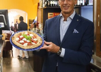 COVID. NAPOLI, RISTORATORI IN PIAZZA CON TOVAGLIE E SCONTRINI A DE LUCA