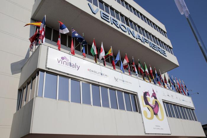 Verona, annullate fiere fisiche novembre,eventi on line 100%