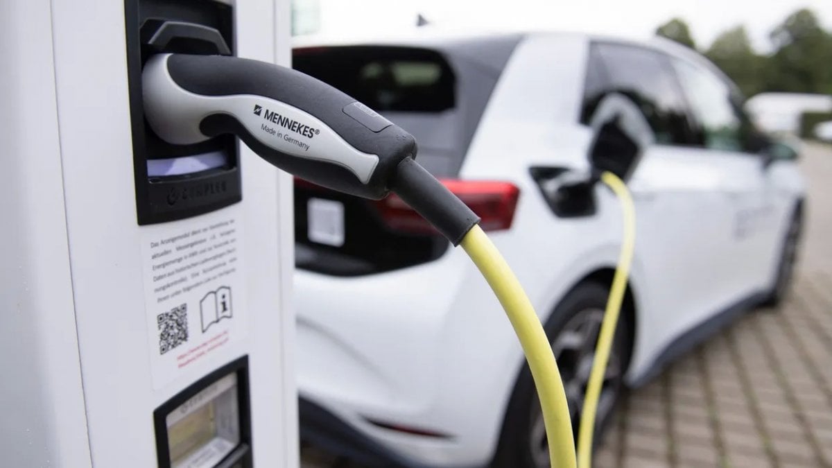 Volano le auto elettriche, vendite triplicate