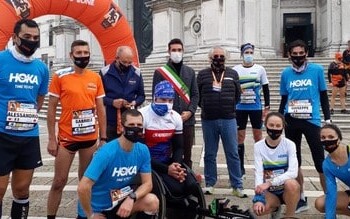 3 atleti rappresentanti del popolo dei maratoneti hanno corso la Hoka One One Venicemarathon