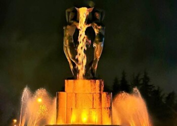 IL SOROPTIMIST DELL’AQUILA, PER LA GIORNATA CONTRO LA VIOLENZA SULLE DONNE, ILLUMINA D’ARANCIO LA FONTANA LUMINOSA E LA CASERMA DEI CARABINIERI