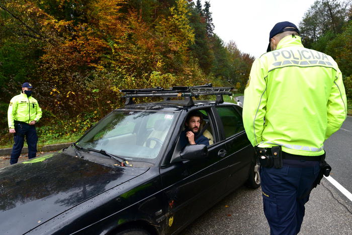 A Lubiana proteste in auto contro restrizioni anti-Covid