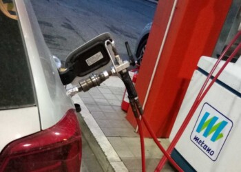 Addio auto a metano? Vendite dimezzate e il sorpasso delle elettriche