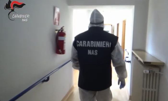 Anziani maltrattati e minacciati, quattro arresti in Emilia