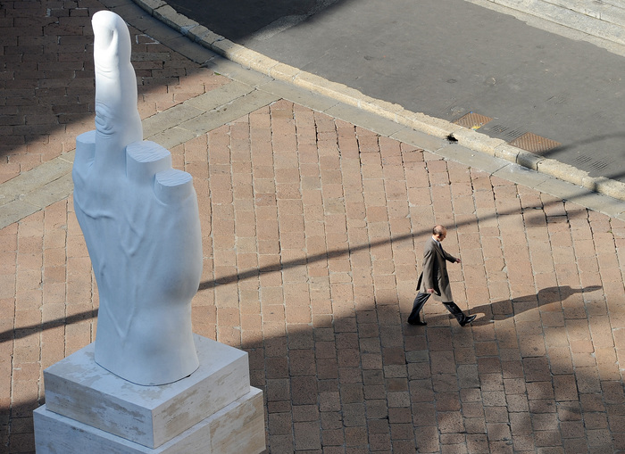 Borsa: Milano accelera (+2%), spread giù a 129,5 punti