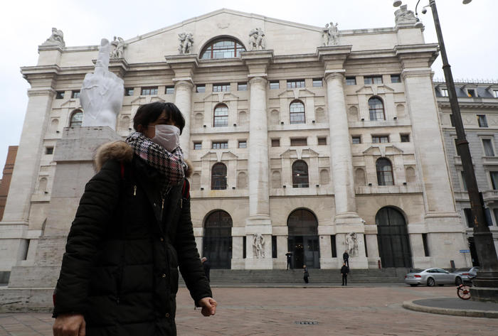 Borsa: Milano apre in calo, -0,79%%