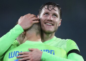Bundesliga, Weghorst show: il Wolfsburg aggancia il Lipsia