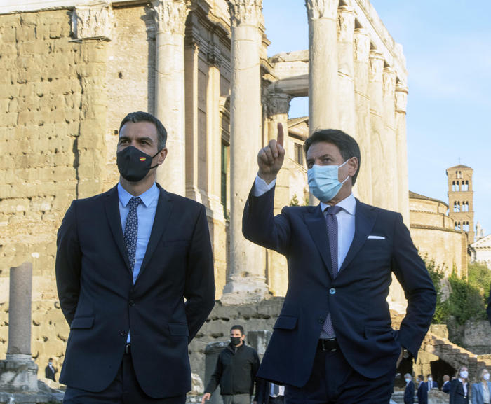 Conte, controlli anti-Covid per chi va all’estero a Natale