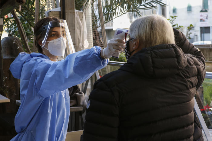Covid: 37.242 casi in 24 ore, 699 le vittime. Torna a salire il rapporto tra positivi e tamponi