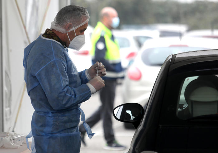 Covid, al via tamponi per scuole nel drive through a Milano