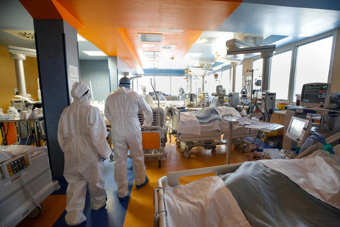 Covid, l’appello dei medici. Emergenza posti letto nei reparti, sature 19 regioni