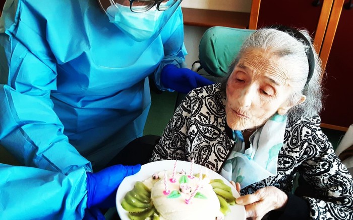 Covid: positiva con sintomi molto lievi, festeggia 101 anni