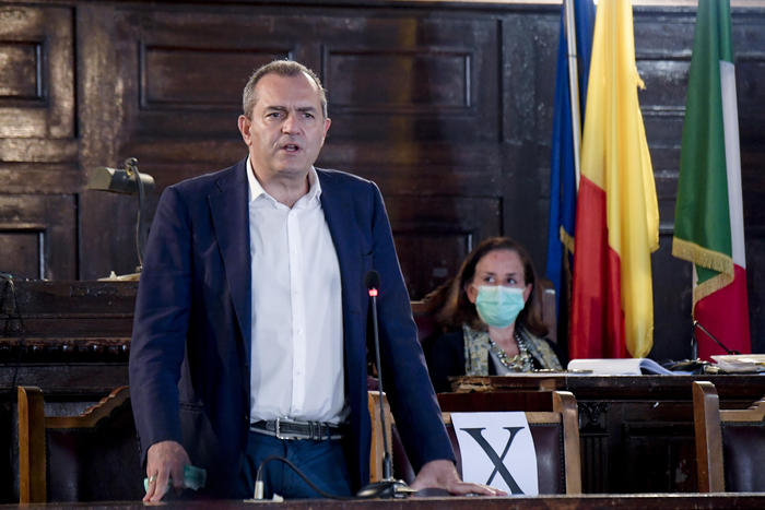 De Magistris, folla sul lungomare?Chiudere non è soluzione