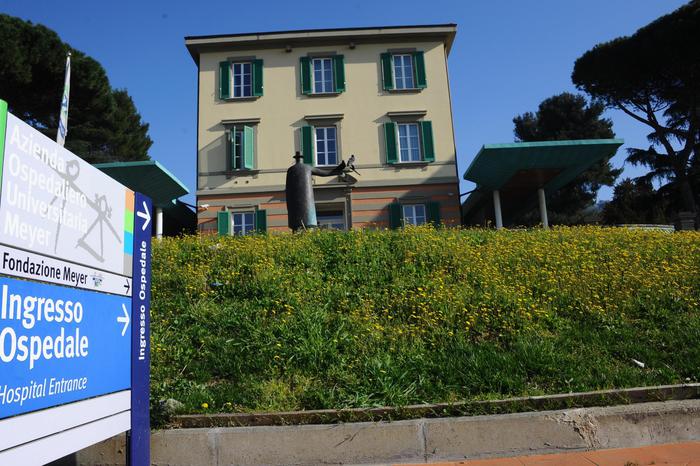 Dodicenne contrae il covid e rischia la vita, salvato all’ospedale Meyer