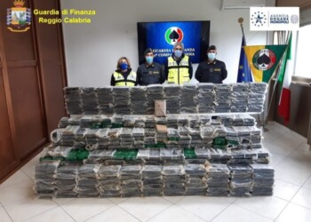 Droga: Gdf sequestra 900 kg cocaina in porto Gioia Tauro