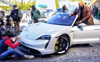 Dweyne “The Rock” Johnson, salire sulla Porsche Taycan è impossibile?