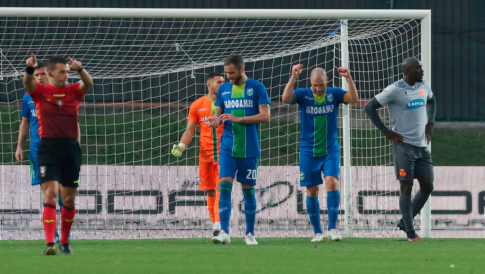 Feralpisalò, 3-1 al Padova e aggancio in vetta. Pro Vercelli, ko che fa male