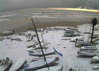 Fine novembre e la neve anche in spiaggia. Ecco quando è successo