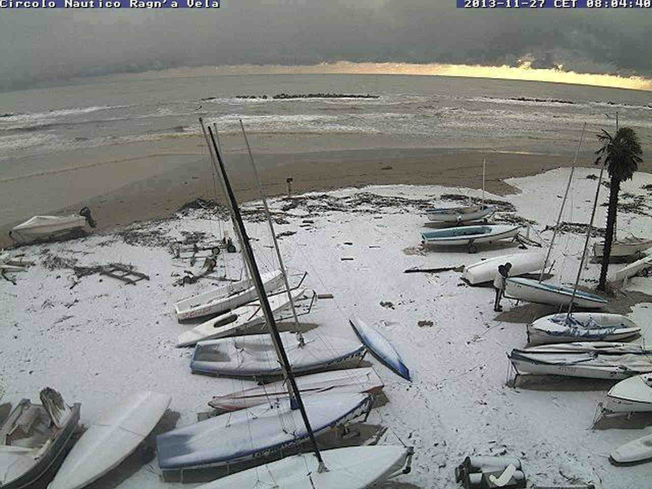 La foto mostra un tratto di spiaggia di San Benedetto del Tronto al primo mattino del 27 novembre 2013