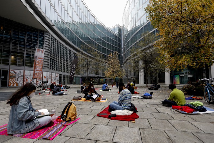 Fontana incontra studenti sotto Regione