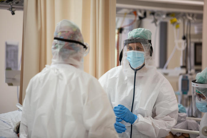 Gimbe, rallentano i casi. Picco dei morti, +42% in 7 giorni