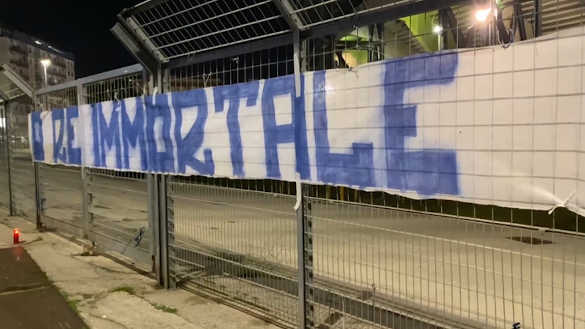 Lo striscione al San Paolo per Diego: "O Re immortale"